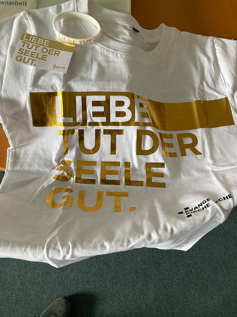 T Shirt und Armband Liebe tut der Seele gut